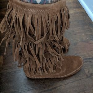 Fringe moccasin boots